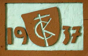 Steinmetzzeichen von Carl Kühn an der Empore von St. Elisabeth, Foto: Norbert Seyer